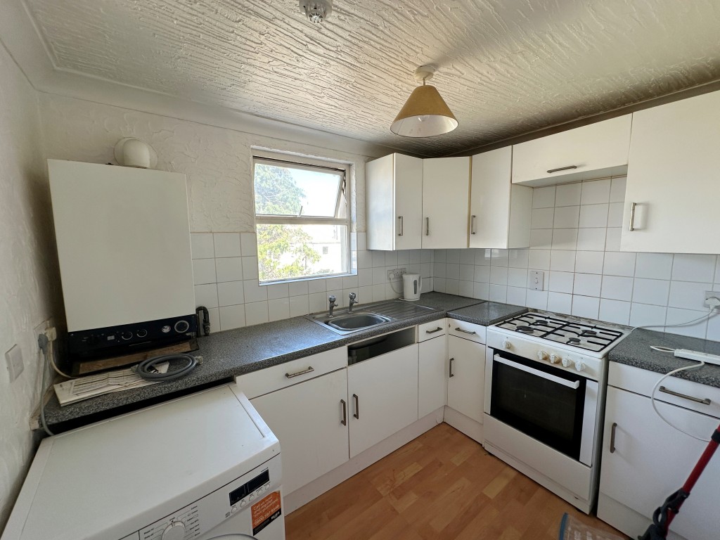Lot: 24 - TWO-BEDROOM FIRST FLOOR FLAT IN HIGH STREET LOCATION - Kitchen